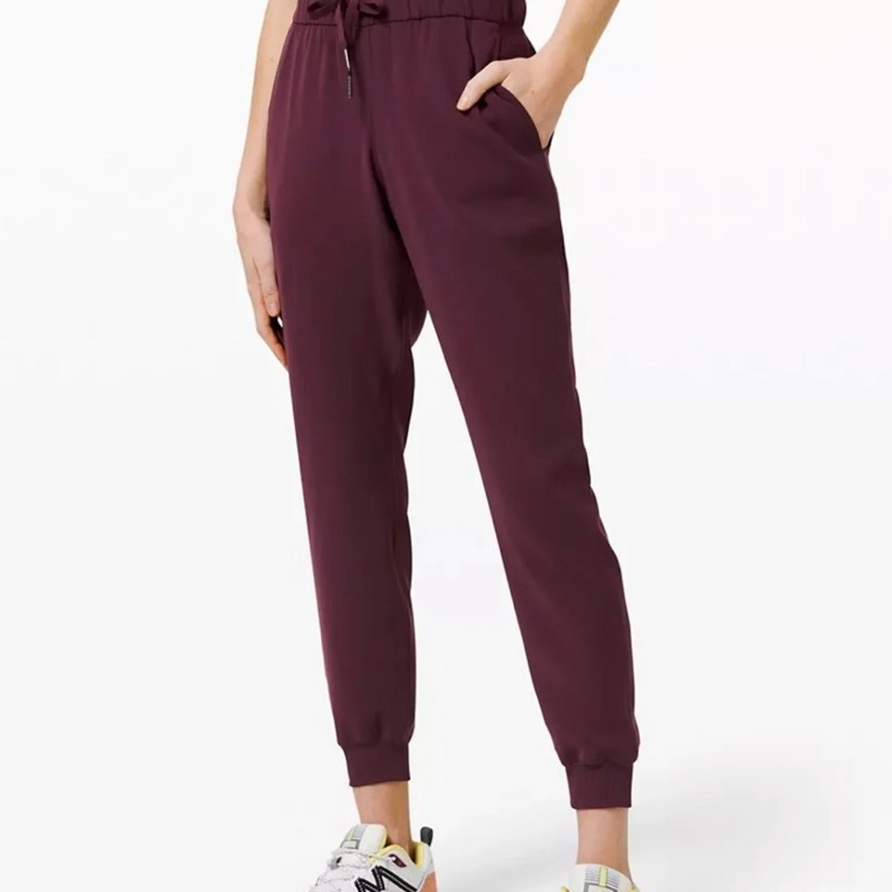 LuLuLemon On The Fly Joggers: Size 12